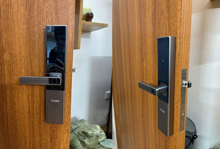 Các yếu tố chính ảnh hưởng đến bảng giá cửa nhựa composite cho phòng tắm