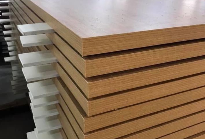 Các yếu tố chính ảnh hưởng đến bảng giá cửa nhựa composite cho phòng tắm