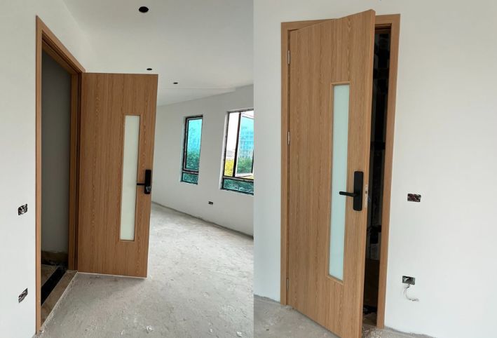 Cửa composite ô kính dành cho phòng ngủ