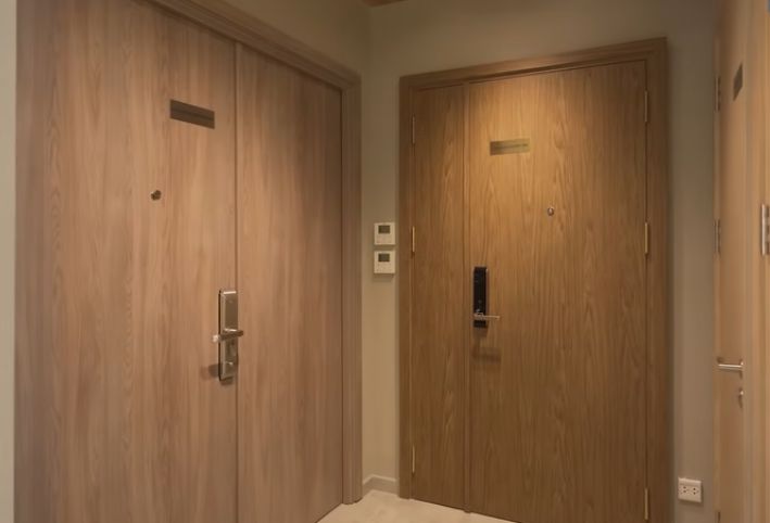 SO SÁNH CỬA NHỰA COMPOSITE VÀ CỬA GỖ CÔNG NGHIỆP