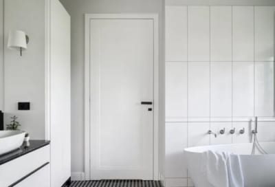 CÓ NÊN DÙNG CỬA NHỰA COMPOSITE CHO NHÀ TẮM KHÔNG