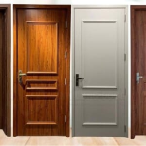 Cận cảnh đường phào chỉ nổi tinh xảo trên bề mặt cửa composite