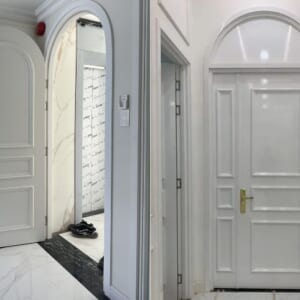 Bộ cửa nhựa giả gỗ phào chỉ nổi phô diễn độ dày và kết cấu