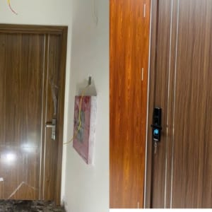 Cận cảnh đường chỉ nhôm âm tinh xảo trên bề mặt cửa nhựa composite