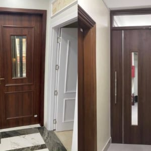 Mẫu cửa nhựa composite ô kính sang trọng lắp đặt cho phòng ngủ và nhà vệ sinh hiện đại